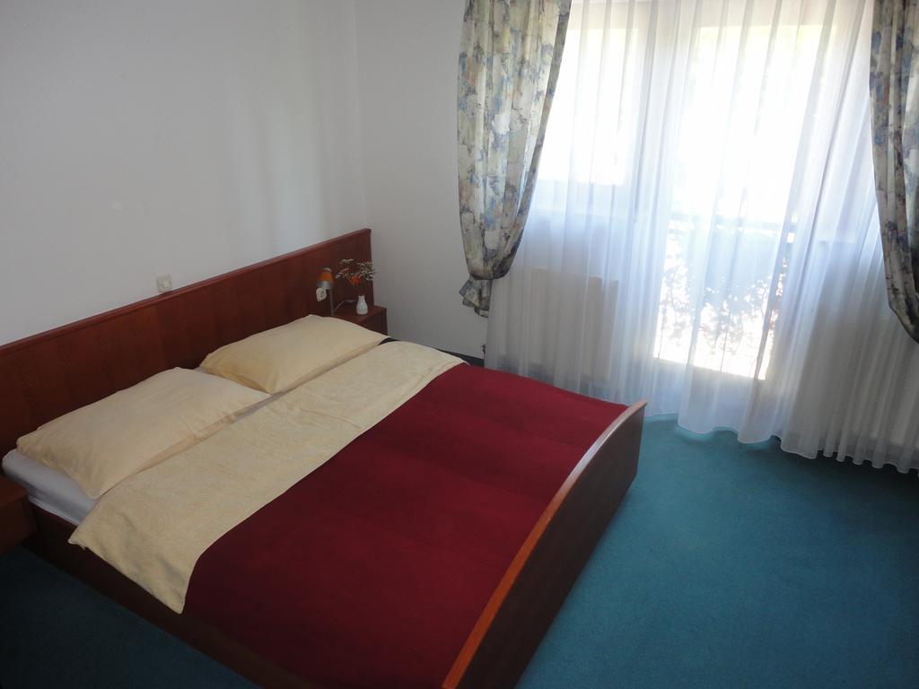 Hotel Kanu - Resort & Caravanning Smlednik Zimmer foto