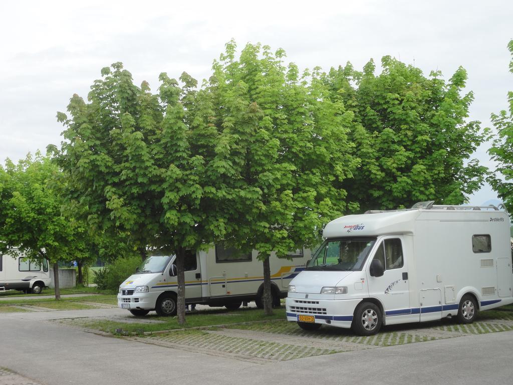 Hotel Kanu - Resort & Caravanning Smlednik Exterior foto